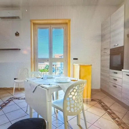 Blue Sea Apartment *
